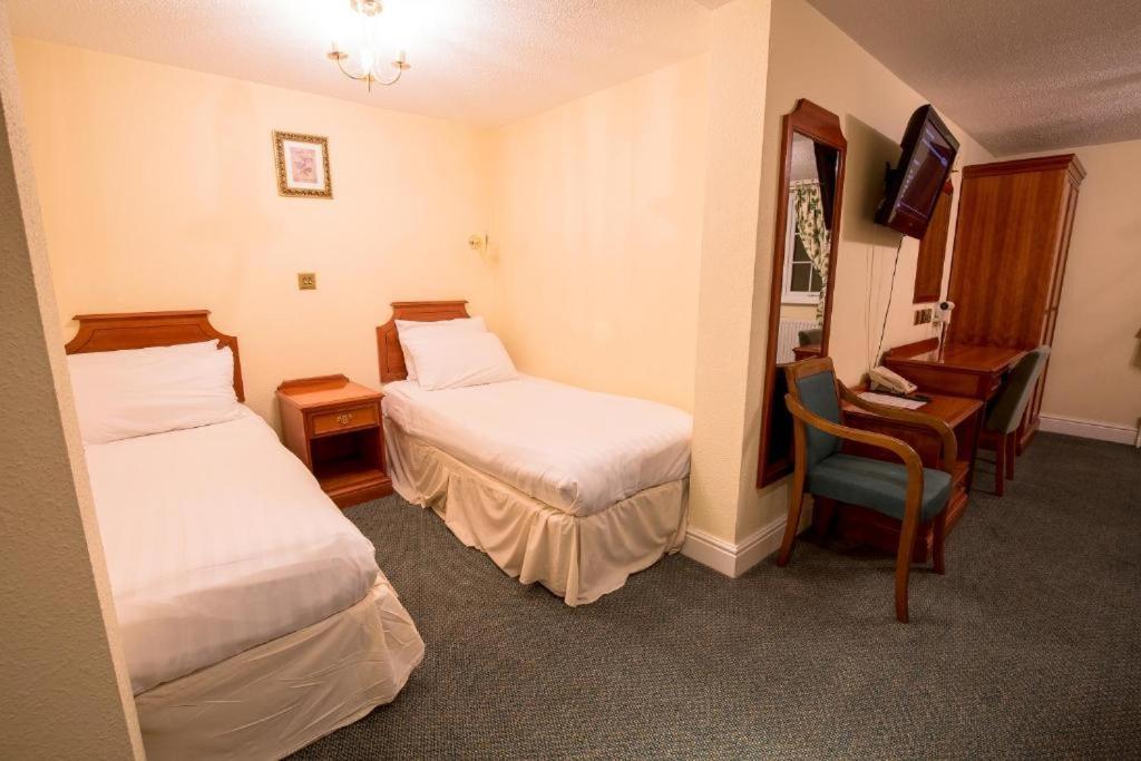 Harefield Manor Hotel Ромфорд Экстерьер фото