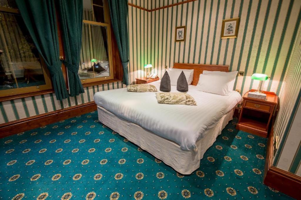 Harefield Manor Hotel Ромфорд Экстерьер фото