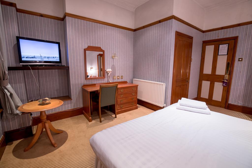 Harefield Manor Hotel Ромфорд Экстерьер фото