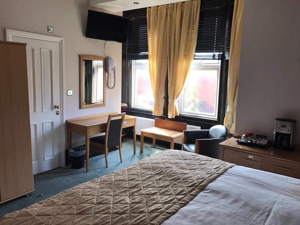 Harefield Manor Hotel Ромфорд Экстерьер фото