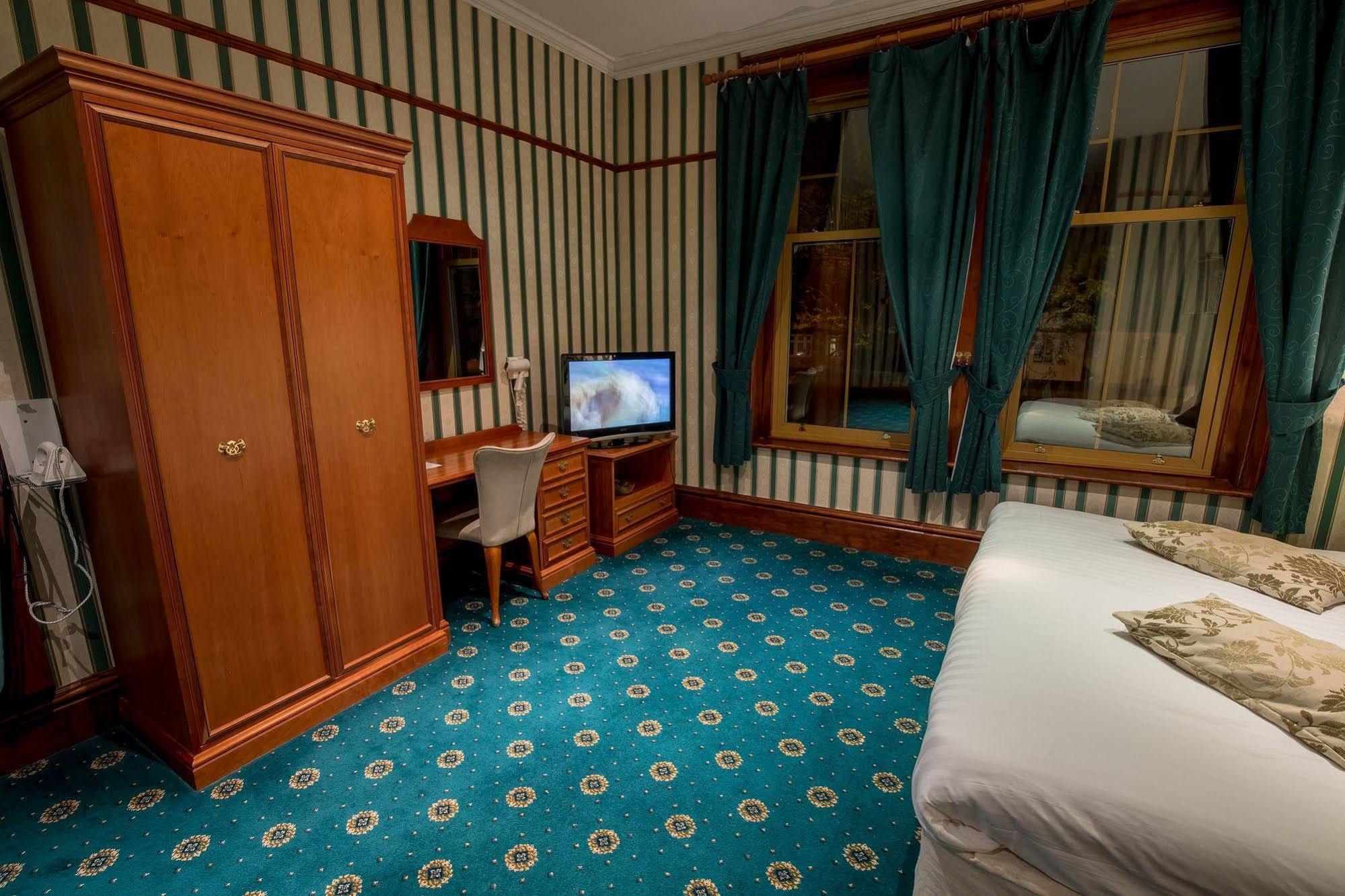 Harefield Manor Hotel Ромфорд Экстерьер фото